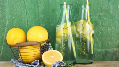 The detox cure detoxifies the body - lemon water