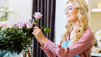 How her Valentine's Day roses stay fresh longer / a woman puts roses in the vase