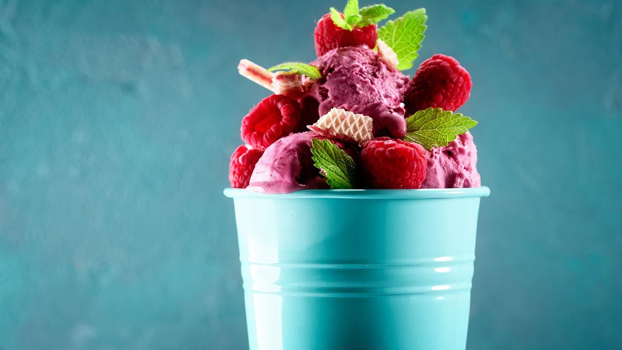 Recipes for homemade ice cream / raspberry ice cream in a blue pot 