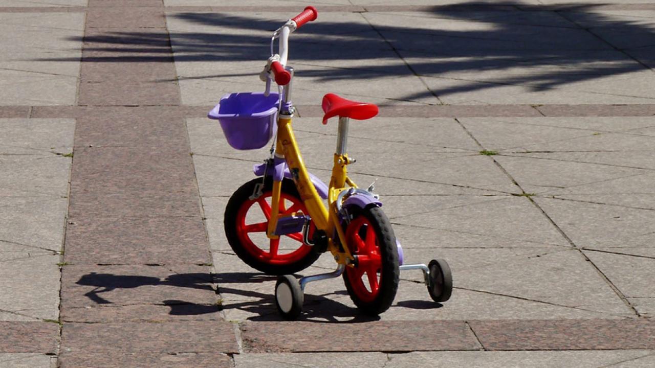 Wheel versus training wheels - Children's bike with training wheels