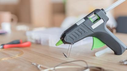 cordless tools for the hobby workshop / a hot glue gun