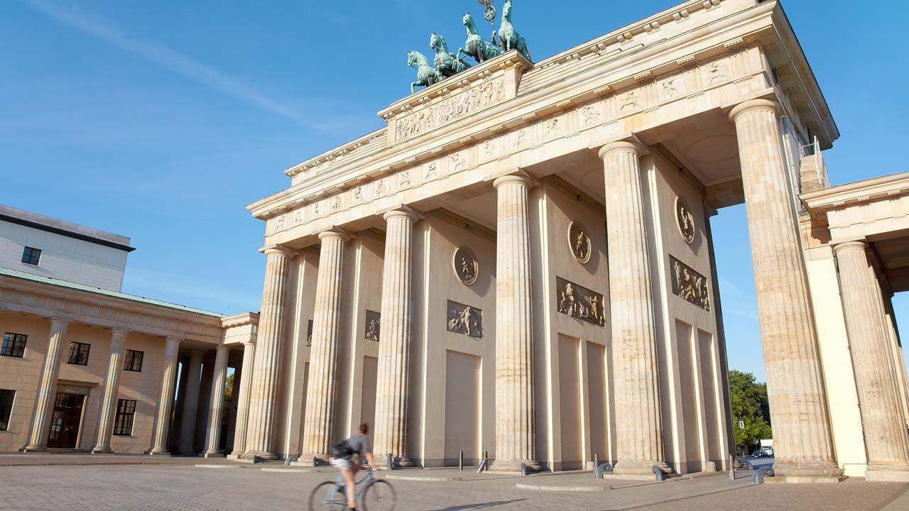 Explore the city by bike: Berlin - Brandenburg Gate
